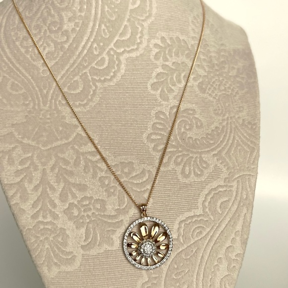 LAST ONE🔥 Flower Necklace | 18k Gold Plated | Luxury Jewelry - Picture 6 of 12